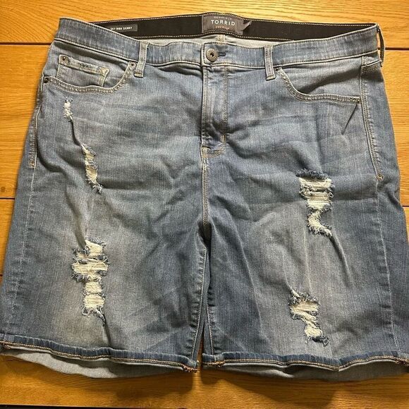 Torrid sky high skinny Bermuda shorts 22 - Picture 1 of 9